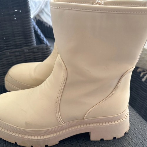 Beige ankle boots like new with zipper, size 40