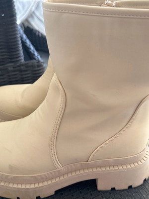 Beige ankle boots like new with zipper, size 40