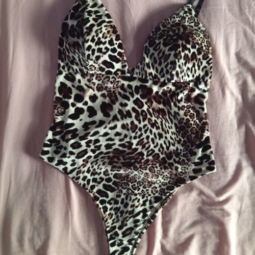 Velvet leopard bodysuit one size, new with adjustable straps