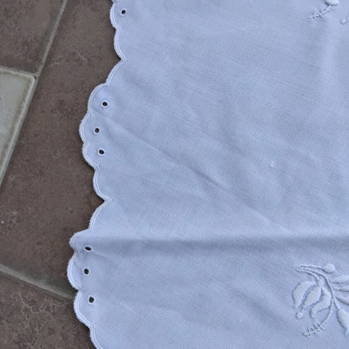 Rotonda set with hand-embroidered napkins like new