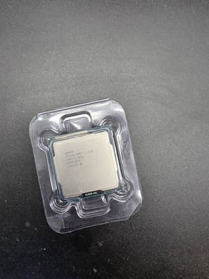 Intel Core i3-2100 and Pentium E5200 processors used with original coolers
