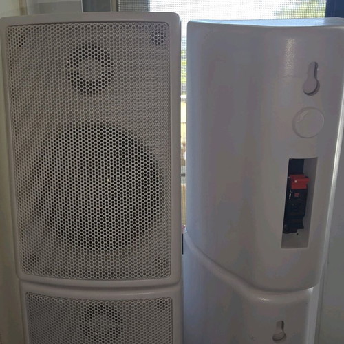 Two-way surround speakers like new, wall-mountable
