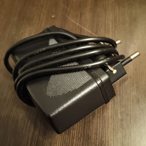 AC/DC adaptor charger with thin round plug