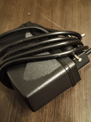AC/DC adaptor charger with thin round plug