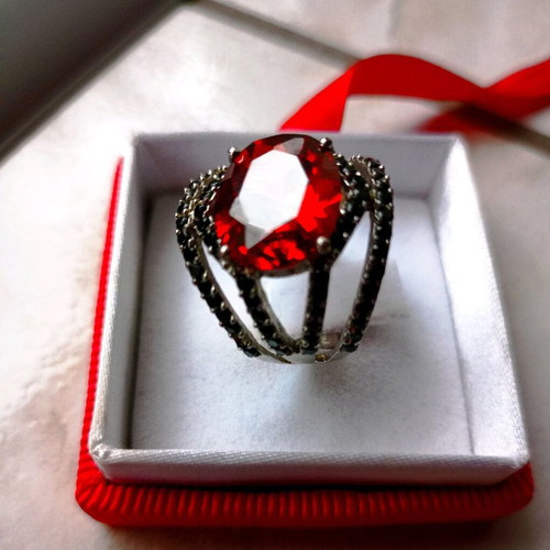 Vintage ring used Galerie Tsangarakis with red and black zircon