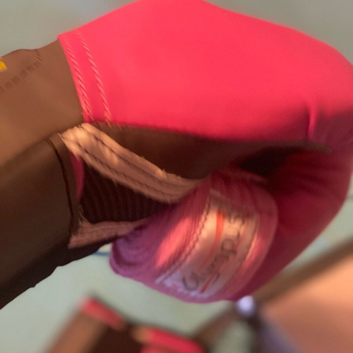 Women’s boxing gloves like new with free hand wraps