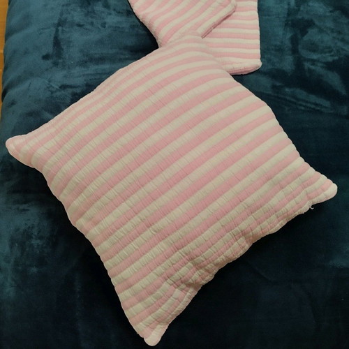 Bed Cover Set With 2 Pillowcases Like New
