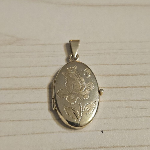 Gold pendant locked 14K like new