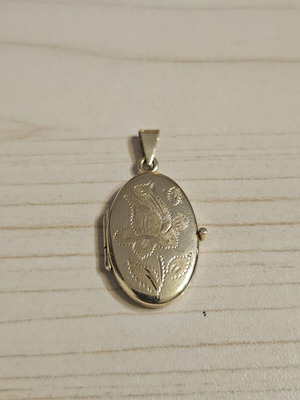 Gold pendant locked 14K like new