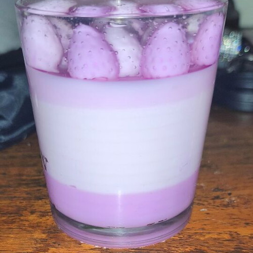 Aromatic candle with strawberry and chocolate ganache scent