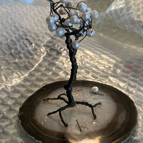 Decorative tree used with wire and pearl on agate