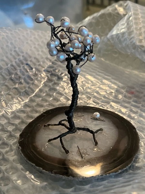 Decorative tree used with wire and pearl on agate