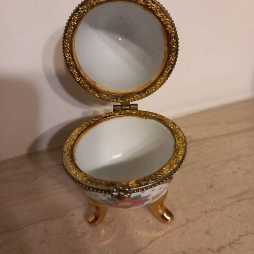 Decorative egg used with gilded details