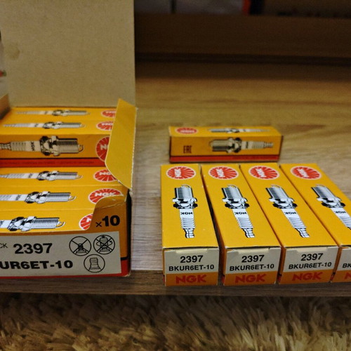 NGK Standard BKUR6ET-10 spark plug new