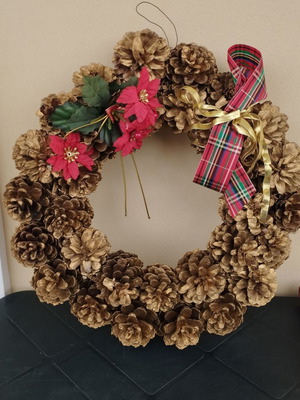 Christmas wreath with real pine cones like new, handmade