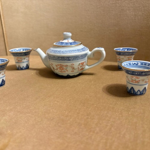 Chinese porcelain miniature teapot with 4 small cups like new