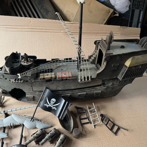 Pirates of the Caribbean Dead Mans Chest Ultimate Black Pearl Zizzle ship used, for parts