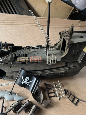 Pirates of the Caribbean Dead Mans Chest Ultimate Black Pearl Zizzle ship used, for parts