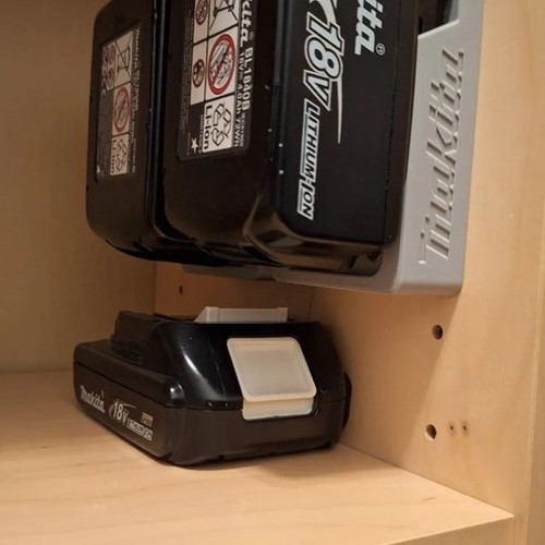 Mounting base for Makita batteries new, 3D printed