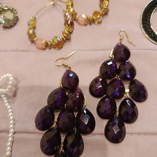 Earrings pack of 16, like new, faux