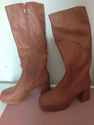 Boots camel color size 37 like new with zipper