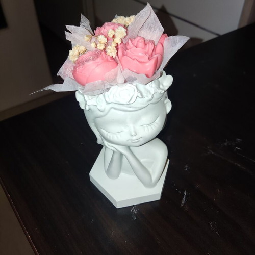 Mini scented wax bouquet in plaster/porcelain face, like new
