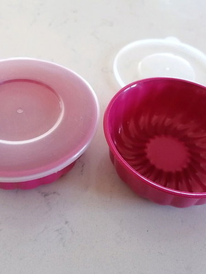 Round bowls like new, set of 2, ideal for jelly or caramel