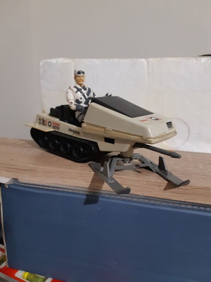 GI Joe Windchill figure with Polar Battle Bear vehicle like new