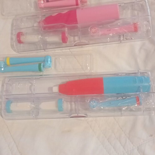 Electric toothbrushes set of 2 in good condition with 3 replacement heads