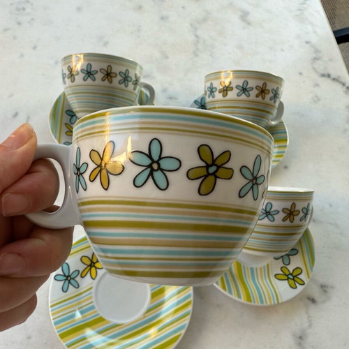 Set of 4 cups with saucers like new, retro design