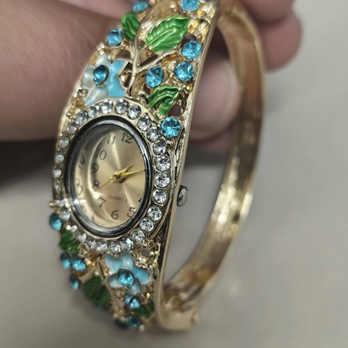Women's Floral Bracelet Watch with Quartz Movement and Strass