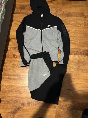 Nike Tech Fleece σαν καινούργιο, μαύρο και γκρι, μέγεθος L