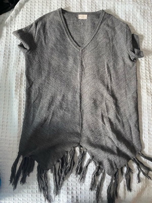 Knitted blouse with fringes like new, grey