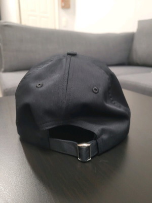 Under Armor hat new, size M