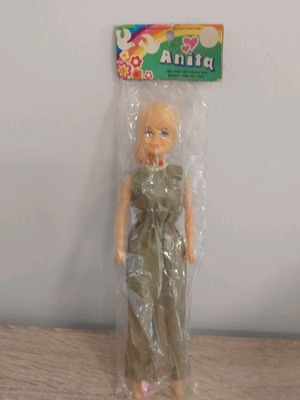 Anita ξανθιά κούκλα με πράσινο φόρεμα, σφραγισμένη συσκευασία