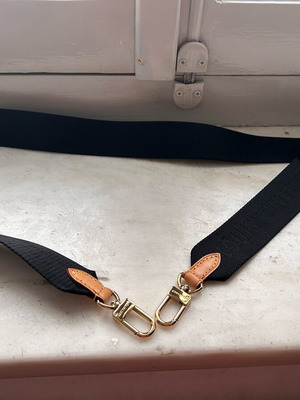 Louis Vuitton регулируема презрамка за рамо като нова, черна и бежова