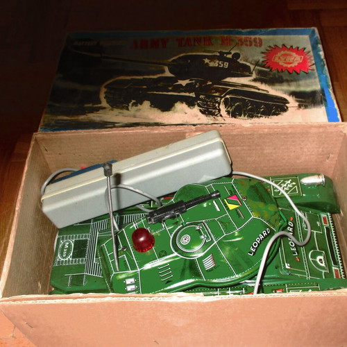 Leopard Battery-Powered Plastic Tank New from Lyra 70s