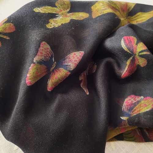 Doca pashmina like new, very thin fabric with butterflies on black background
