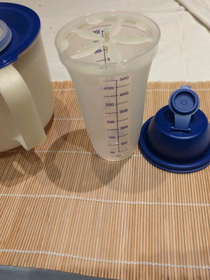 Tupperware measuring jug and measuring shaker