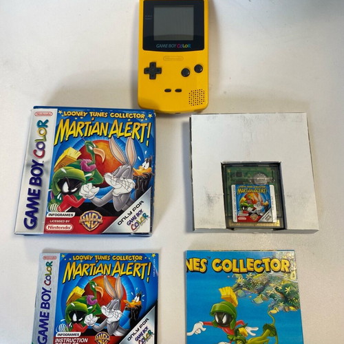 Nintendo Game Boy Color употребяван с Looney Tunes Martian Alert пълен