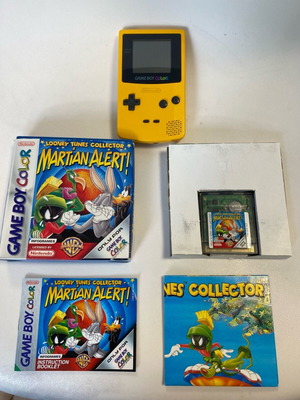 Nintendo Game Boy Color употребяван с Looney Tunes Martian Alert пълен