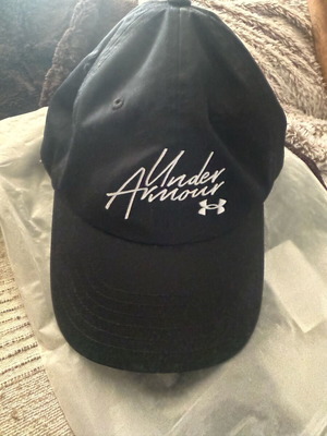 Under Armour hat like new, black, one size