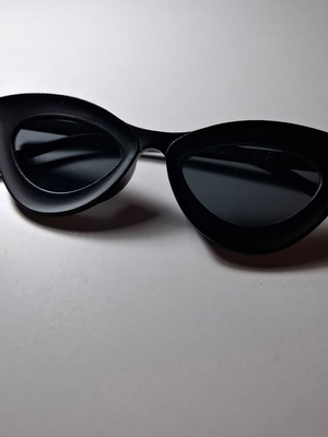 Women’s cat eye sunglasses used, black