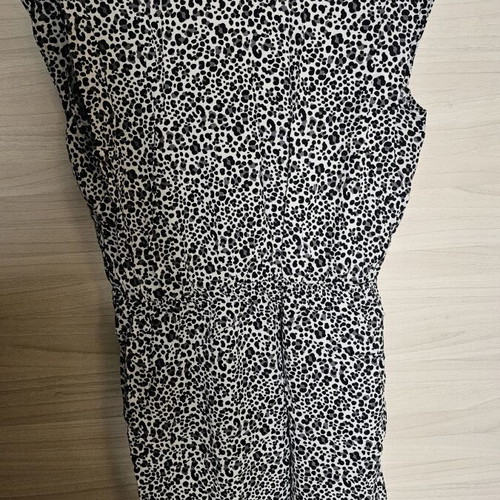 Lightweight dress with elastic waist, pockets, like new, black and white