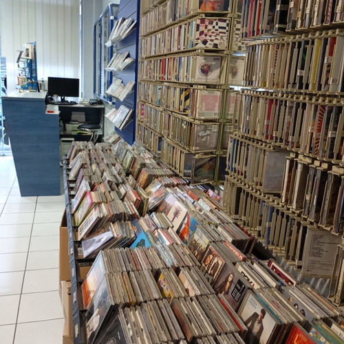 Wall-mounted CD cases like new, lockable, 500 pcs