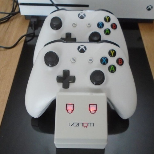 Xbox One S console like new, 500GB, 2 wireless controllers, FIFA20