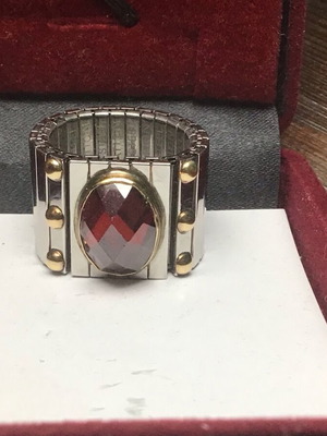 Ring with Bordeaux stone and 18ct gold elements like new