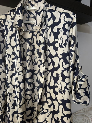 Printed silk shirt with satin sheen, like new, size M, beige and blue