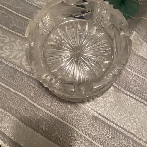 Set of two carved crystal ashtrays like new, 13cm diameter