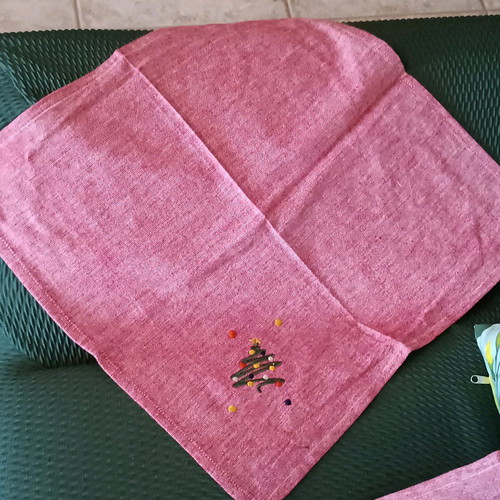 Tablecloth and 4 Christmas napkins set used, pink